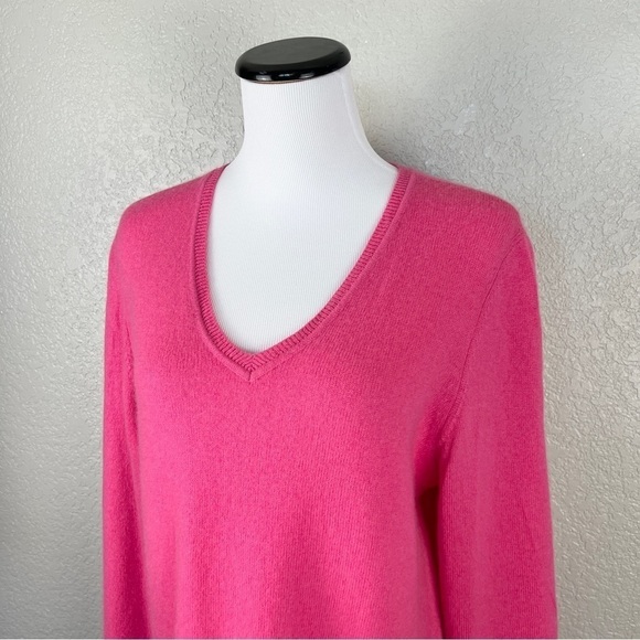 100% Cashmere V-Neck Bright Pink Sweater XL - Quiet Luxury, Soft, Cozy, Feminine - Picture 3 of 8